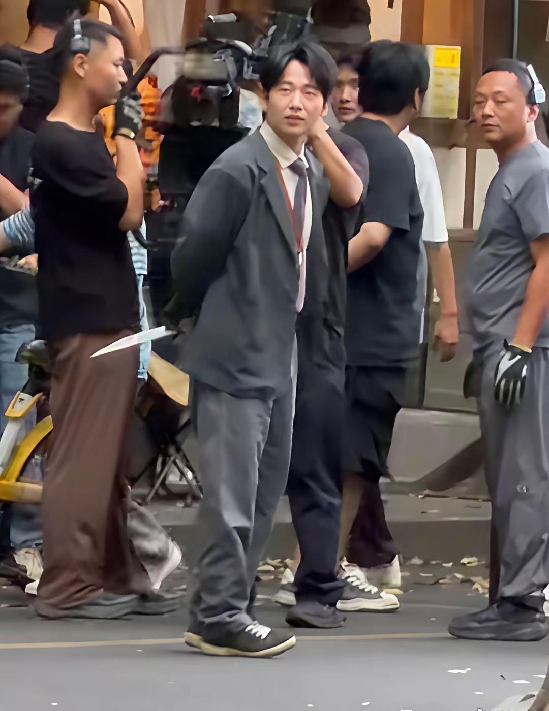 看到片场的郭麒麟有没有一种“很猥琐”的感觉呢无论是颜值、气质、身高还有表现出