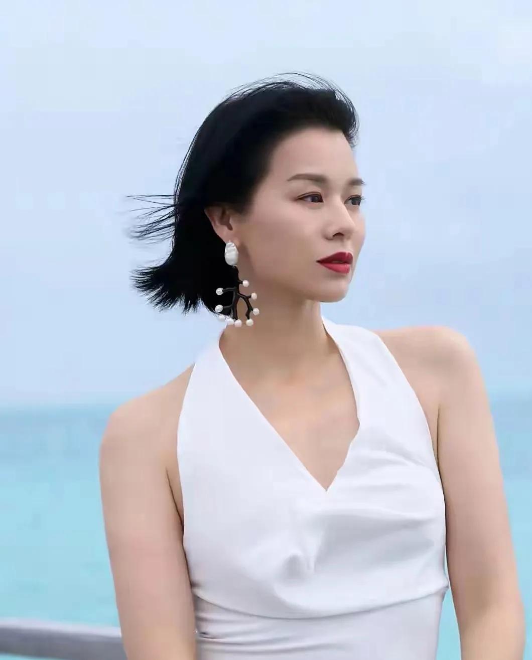 被胡杏儿美到了！救命🆘胡杏儿这组马尔代夫大片杀疯了！一袭白色露背