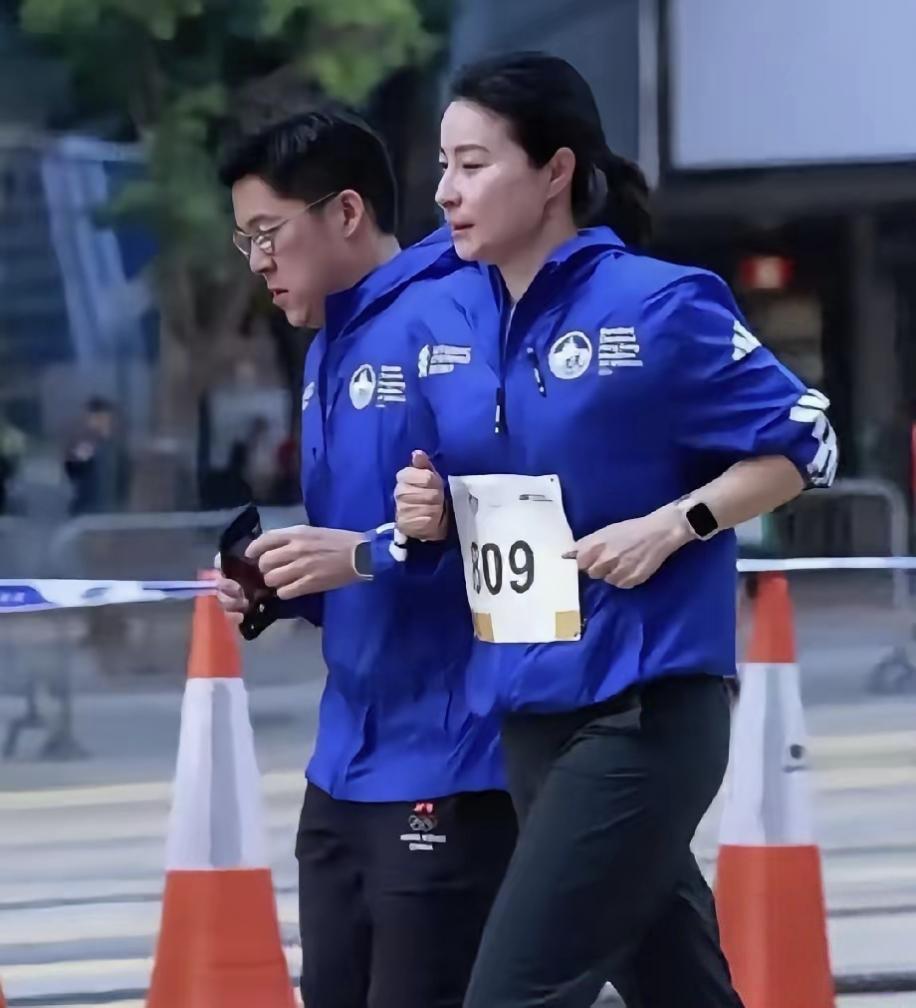 我姑姑去参加香港马拉松，回来跟我说了个事儿——十公里赛程，郭晶晶居然用了差不多两