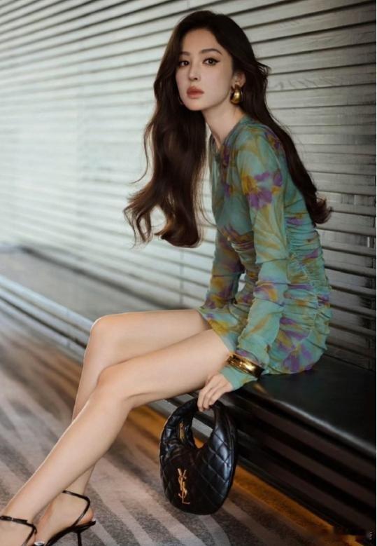 虞书欣与古力娜扎上身SaintLaurent同款绿色鸢尾花印花短裙，一条连衣裙
