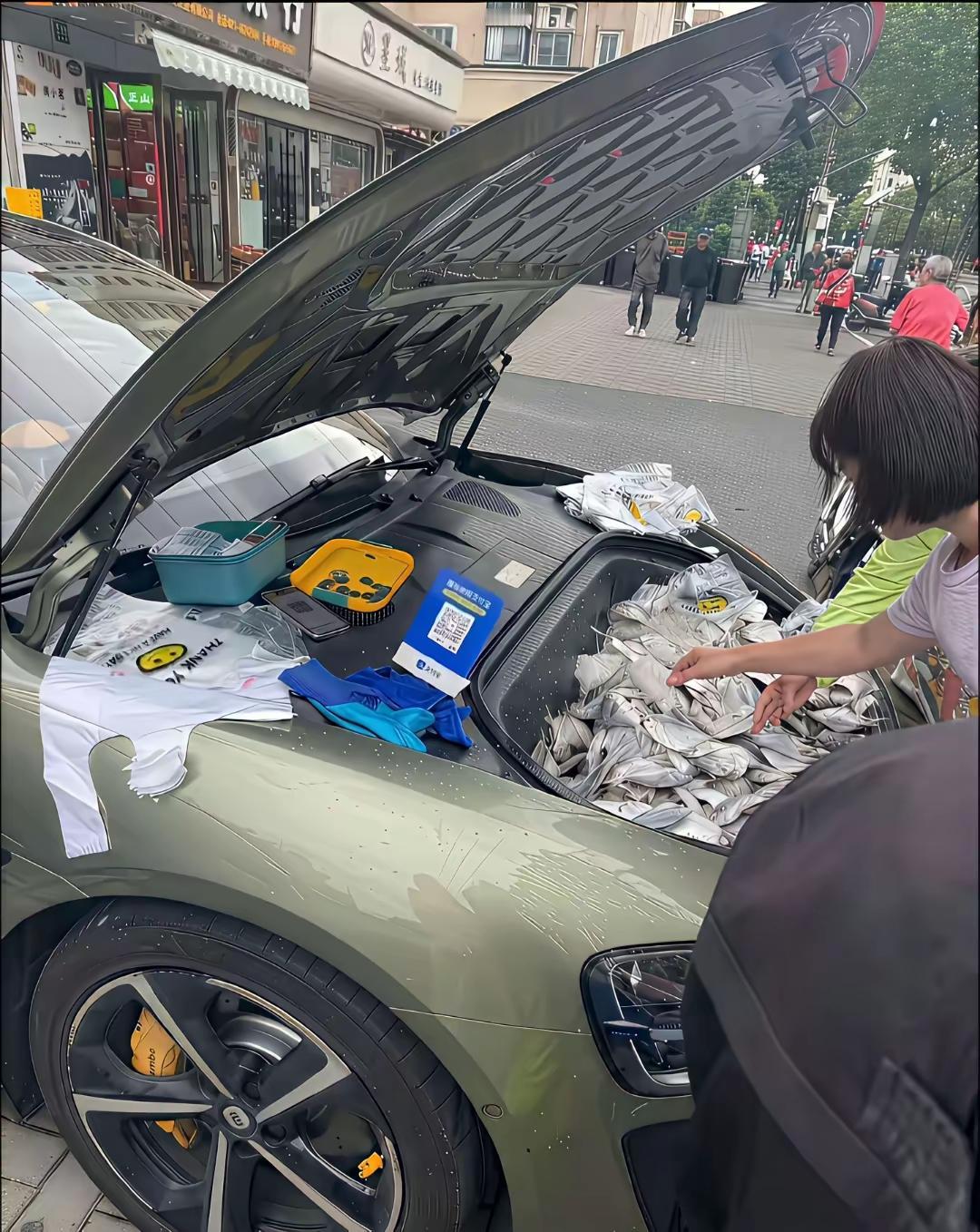 有前置储物箱的车，就是好。把一些海鲜鱼往里面一装，就可以出摊了。就算城管来了