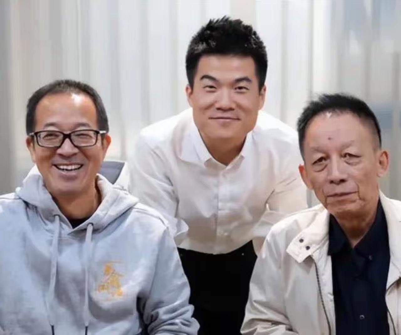 易中天问董宇辉“霍去病为啥死得早”时，董宇辉答“生病是天意”，易中天摇头看向俞敏