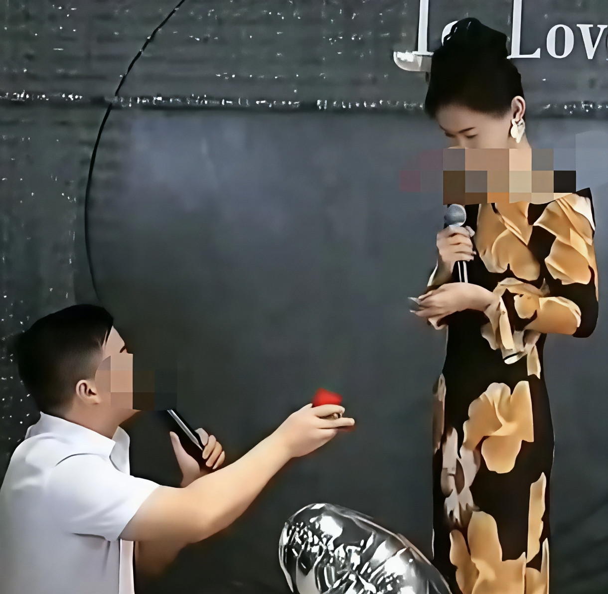 西安网红“感人求婚”是剧本，5人策划吸粉被拘，账号凉凉上个月西安有场火遍全网的