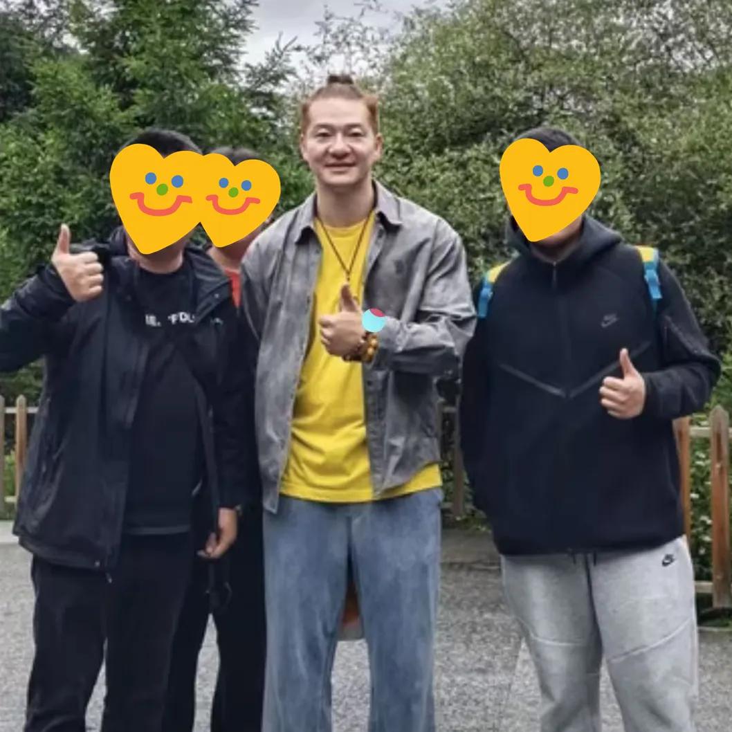 谢金在德云社的辈分有多高？他带孩子出门旅游，网友说：“谢金领着尚筱菊的爷爷出门