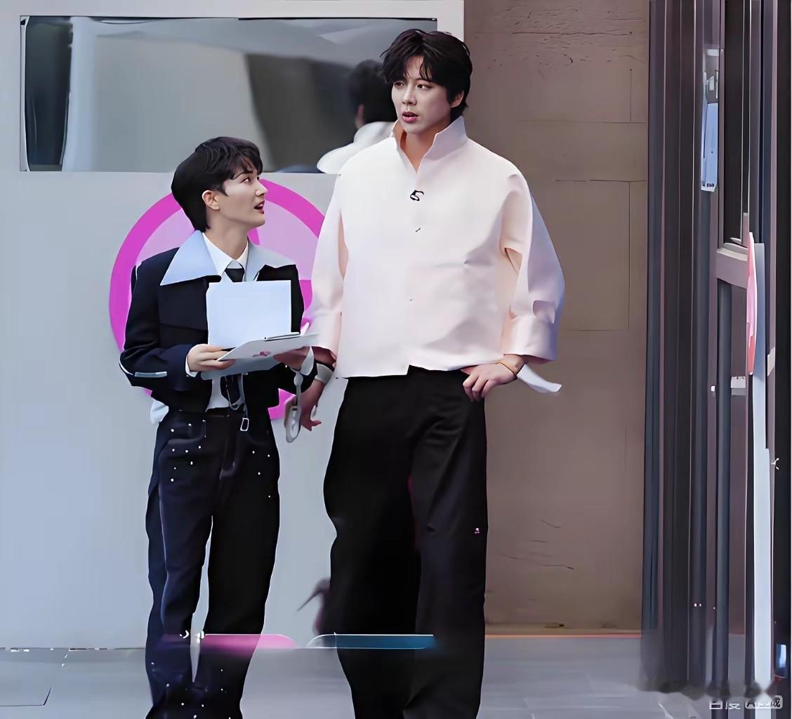 周深在大高个刘宇宁旁边就像个小手办，刘宇宁走一步，他蹦蹦跳跳得走两步。虽然我觉得