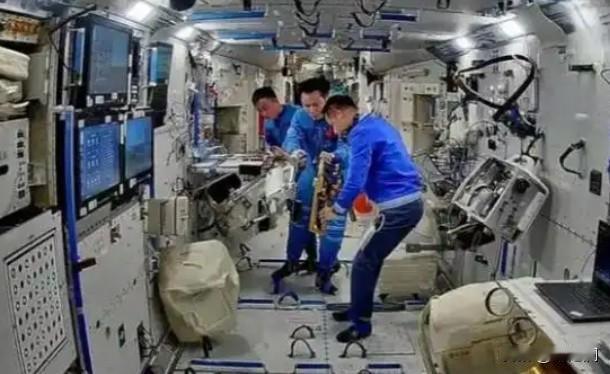 为啥中国空间站只能上3个人，而国际空间站却能达到十几人？说的直白一些，差别就是我