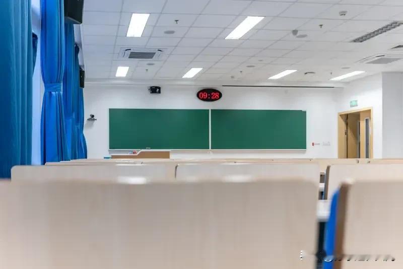 教师会下岗吗？这还真有可能。现在人口增长缓慢甚至负增长，学校关停现象频现。202