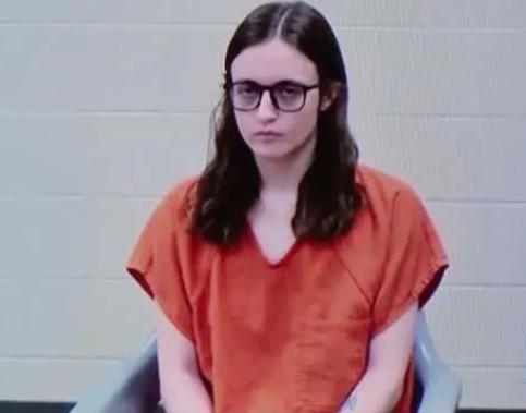 22岁女教师“翻车”，送手机、开派对，还搞“三人同室”，这操作太炸裂！美国威