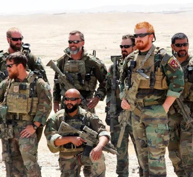 2011年，美国派出一支38人精锐特种部队，大摇大摆进入小山村抓人。结果一枪没放