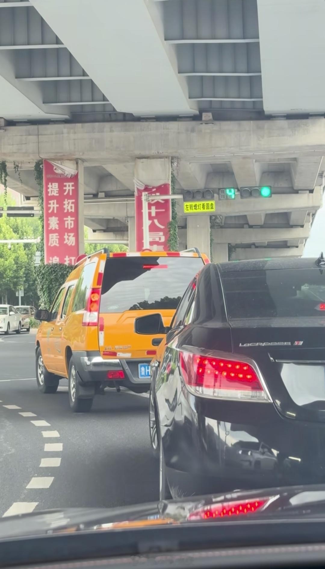 我们济宁一路口换装了新交通标识，好多人都看不懂，搞得这里天天堵车，我来告诉大家应