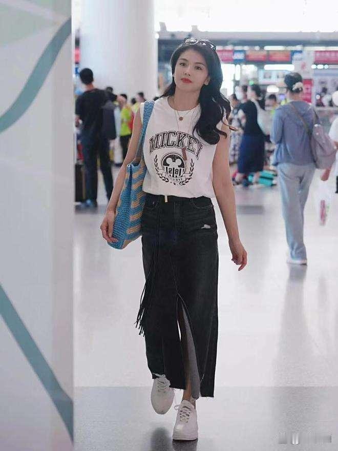 刘涛机场私服好绝！无袖T配牛仔裙+小白鞋，时髦减龄两不误～​​​