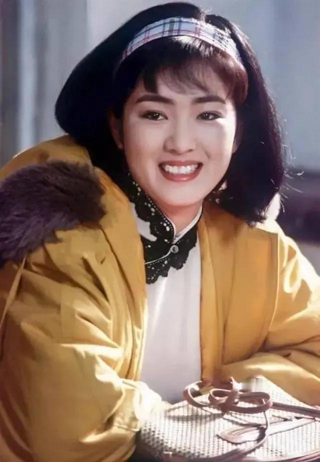 别光盯着那尔那茜了，看看巩俐是怎么考上中戏的。巩俐在1985年高考的文化课成绩比