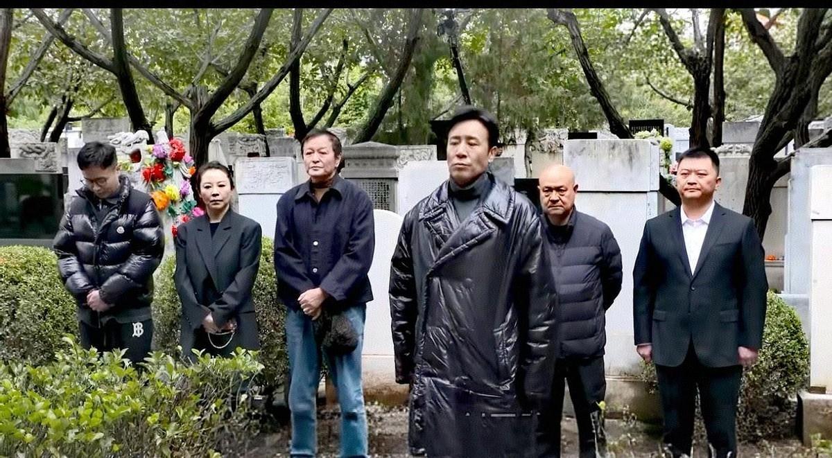 剧大结局那天，于和伟没去庆功，自己拎着白菊去福州文林山给吴石将军扫墓了。没助