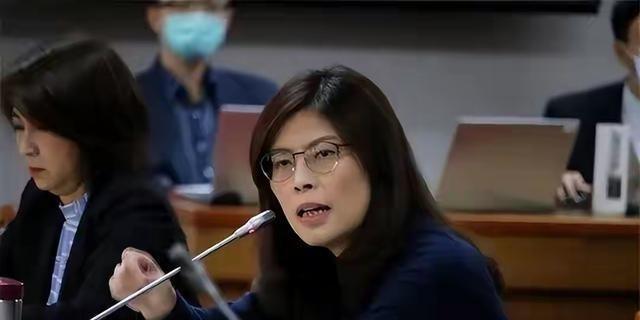 台湾全岛无差别下跪了！综合台媒报道，随着国民党主席郑丽文的明确表态，岛内各党派已