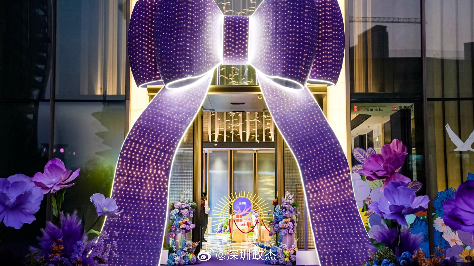 深圳福田60层海景新盘刚交楼。楼盘小户型单价9-11万，大户型单价13-14万。