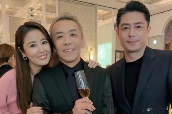 45岁霍建华现身婚礼，一套行云流水的“宠妻操作”惊呆网友：老婆跳舞他守包，老