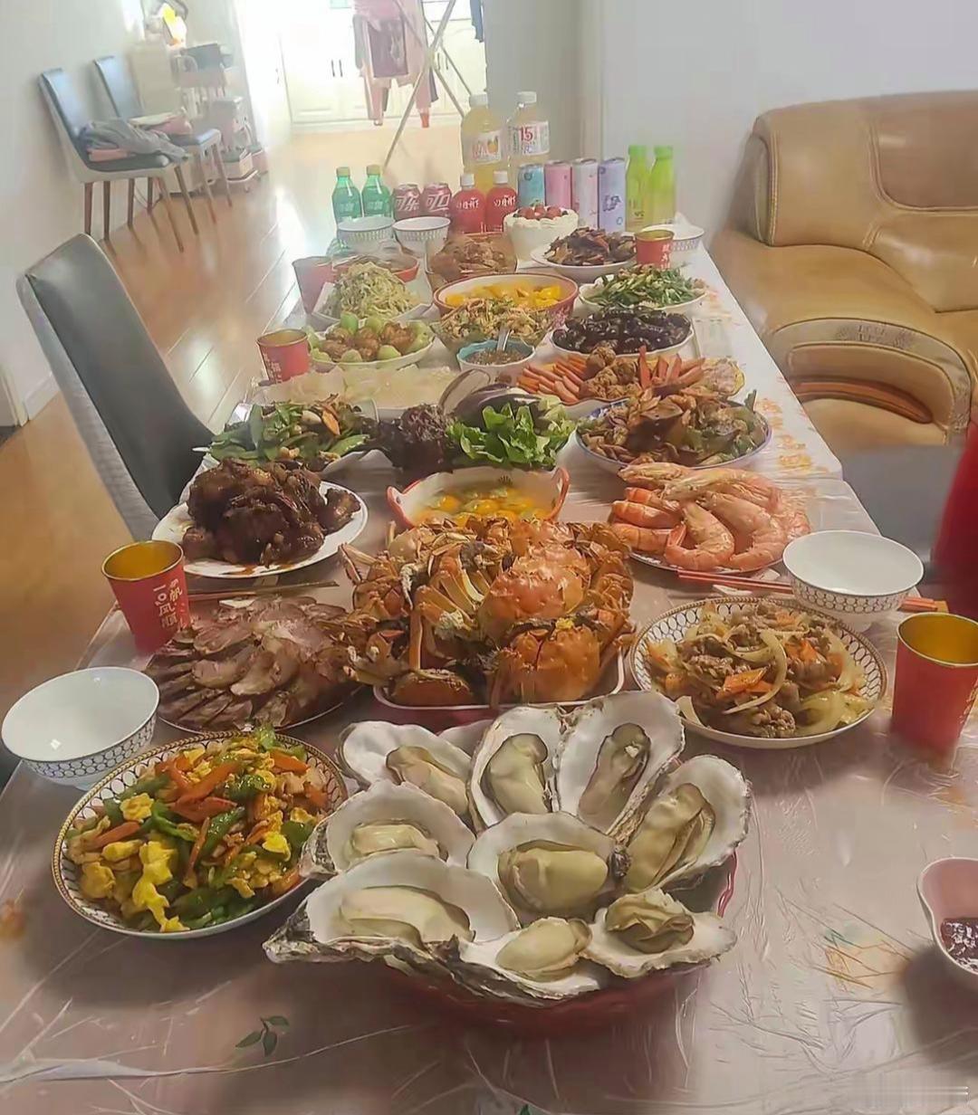 去两个朋友家做客，都是家宴￼，哪个朋友家的家宴更好一点，更上档次￼？
