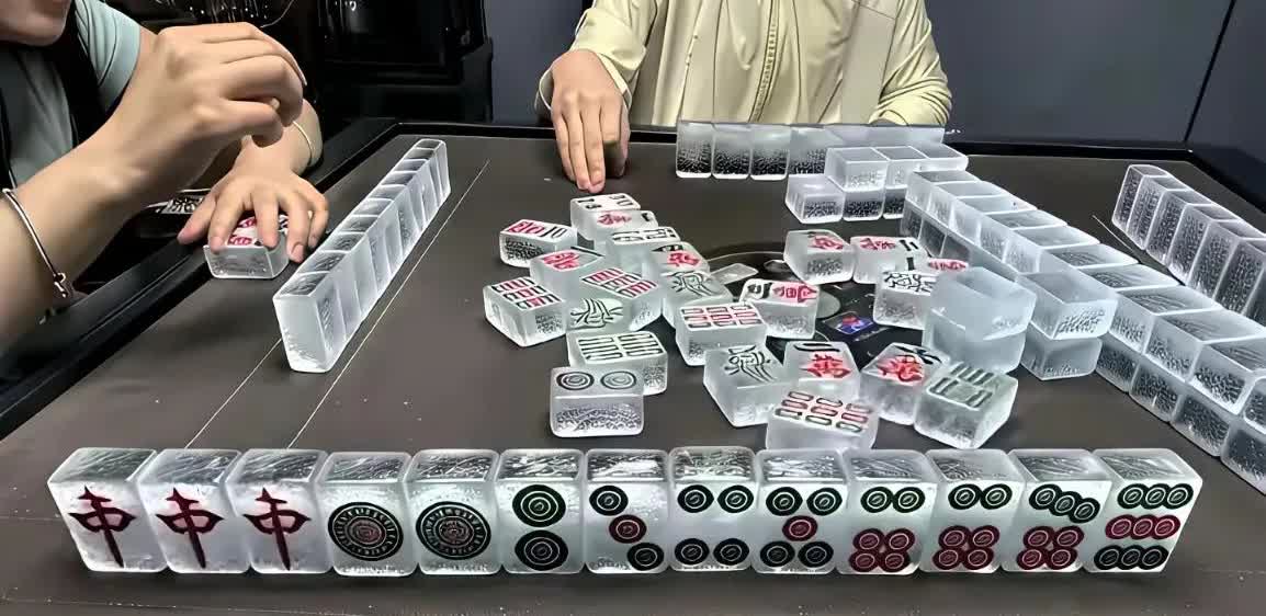 今天到朋友家来打麻将，第一次看到透明的麻将，这个属实厉害了，他说这副麻将他花了7