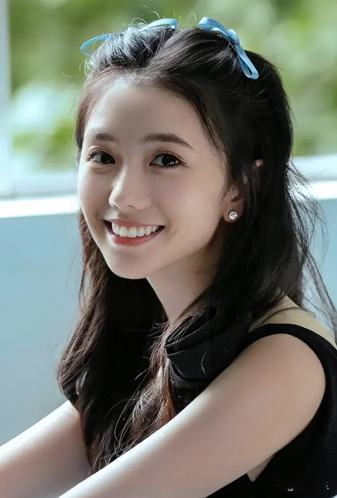 元气少女笑得好甜啊，蓝丝带点缀，清新自然！随手一拍镜头自然甜系少女自然元气少