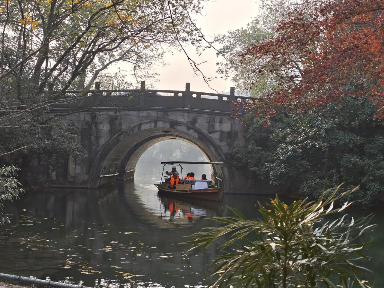 闺蜜现在都成贬义词了。高铁上，两个女孩聊天。其中一位女孩要结婚，男方贷款买房欠