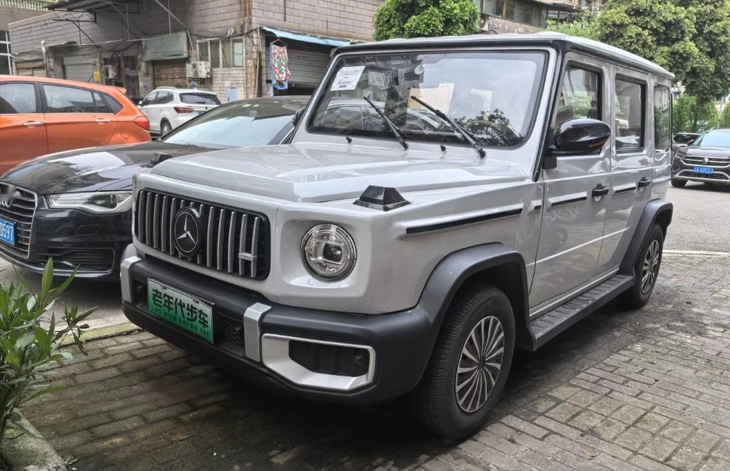 图一这种老年代步车，很多人确实想买：空间大，能拉人拉货，价格相对低，操作简单，还