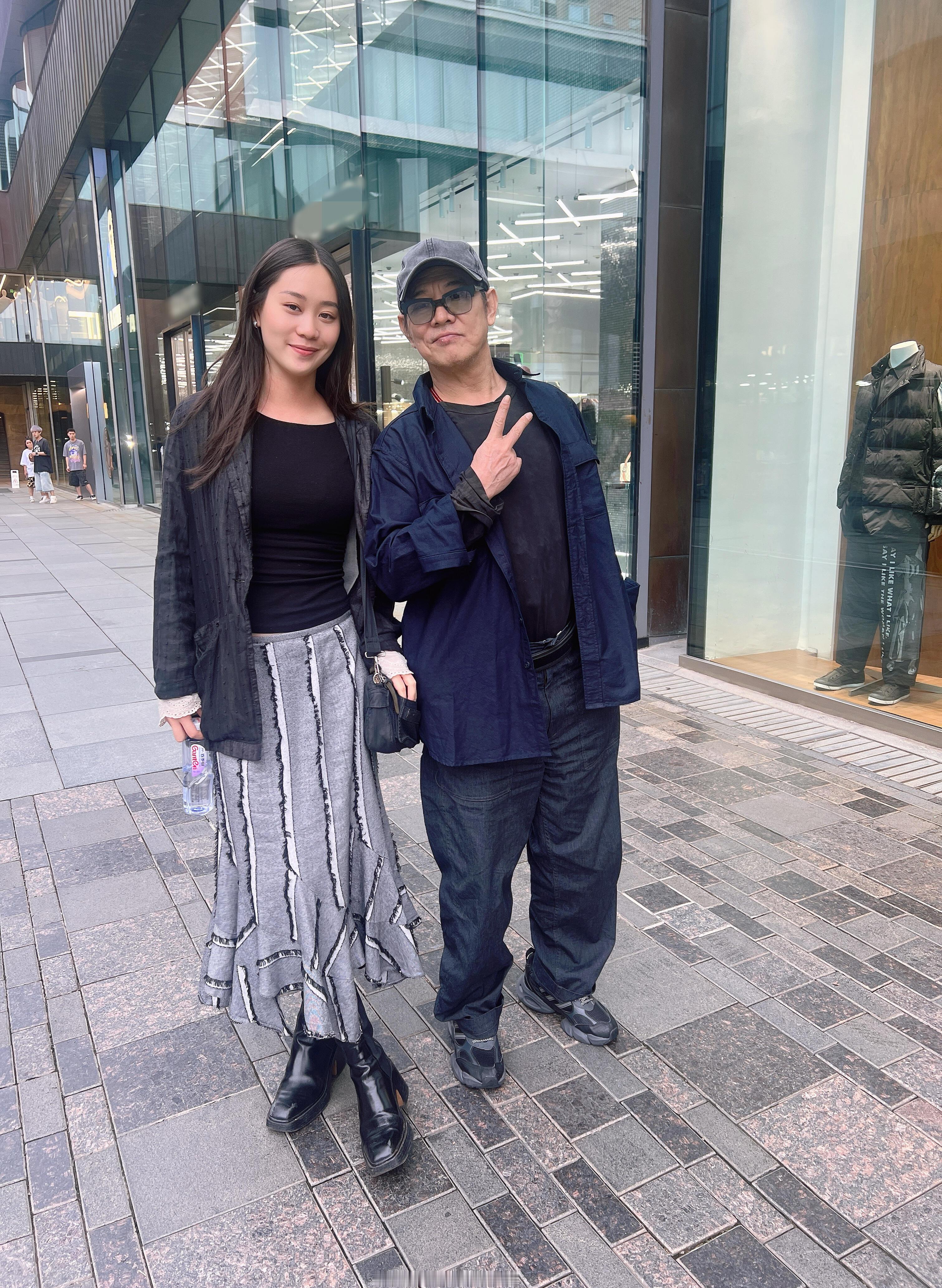 李连杰和女儿逛街我的妈呀…李连杰女儿都这么大了看到李连杰发和女儿逛街照片，女儿