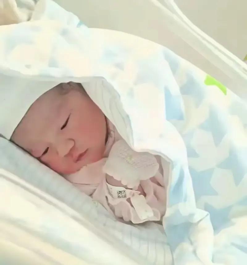 今天一亲戚的媳妇在医院生二胎，老大是男孩，今年16岁，亲戚夫妻一直想生一个女儿，