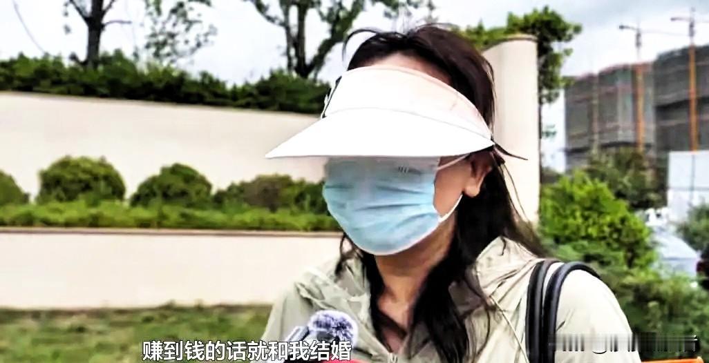贵州贵阳，一男子同时和两个女子恋爱，他要A女士贷款30万买车，车子他开，女子还车