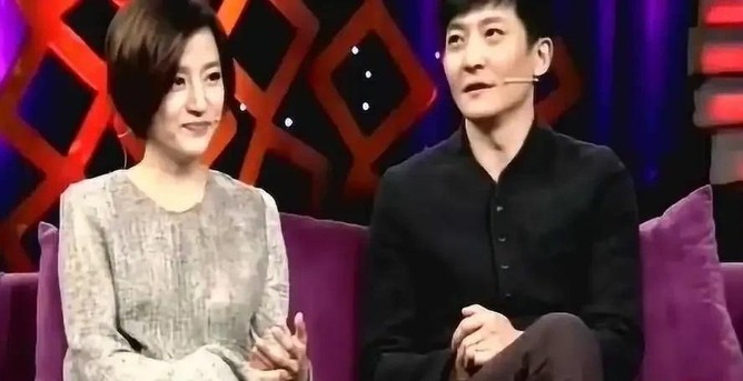 节目中，主持人问郭京飞家里谁管钱，郭京飞乐呵呵：“陆毅老婆管我家的钱。”主持人愣