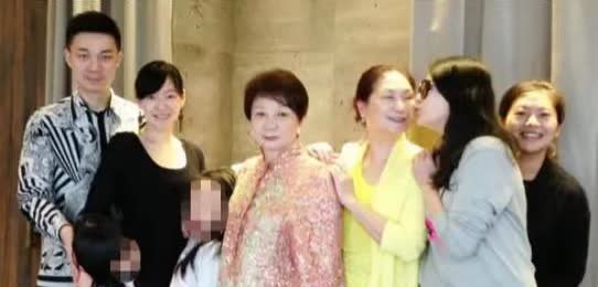 虽然是喊着一起过母亲节，可是看看小s和老公婆婆孩子的站姿，就知道谁亲谁近了，可怜