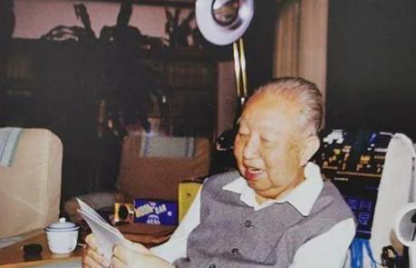 1998年1月，长沙市委代表蒋新祺去看望华国锋，交谈中，已从不过问政治的华国锋突