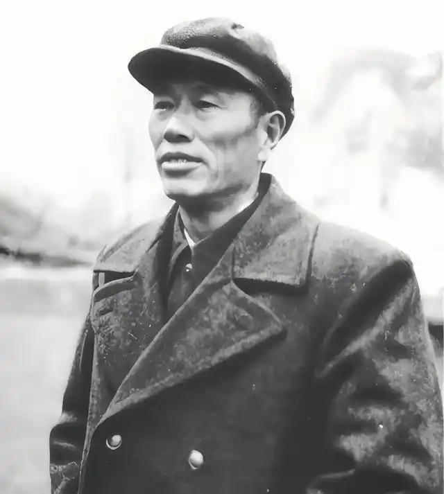 1959年庐山会议后，因替彭德怀发言，邓华被撤销军中职务，于1960年调任四川省