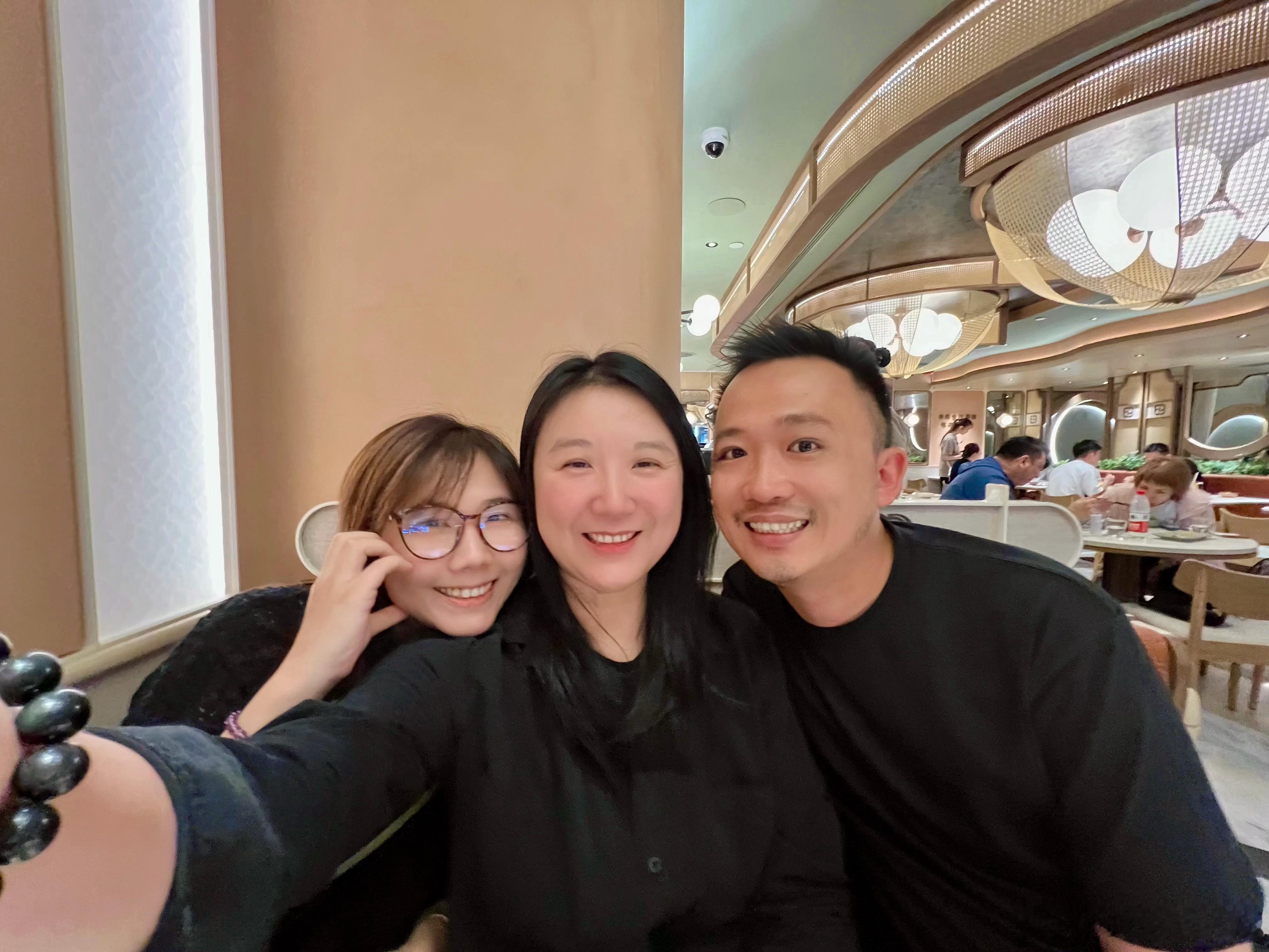 和我的大学同学吃饭，他俩都是40左右，单身无娃。一个是摄影师，一个是卖保险➕卖房