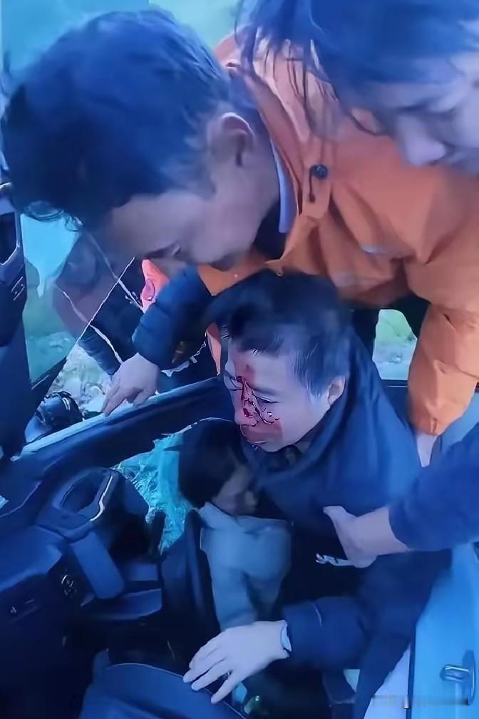 自驾越野车冲出护栏，坠下山崖，这群普通人让人泪目了！西藏丁青县孜珠寺的盘山公路