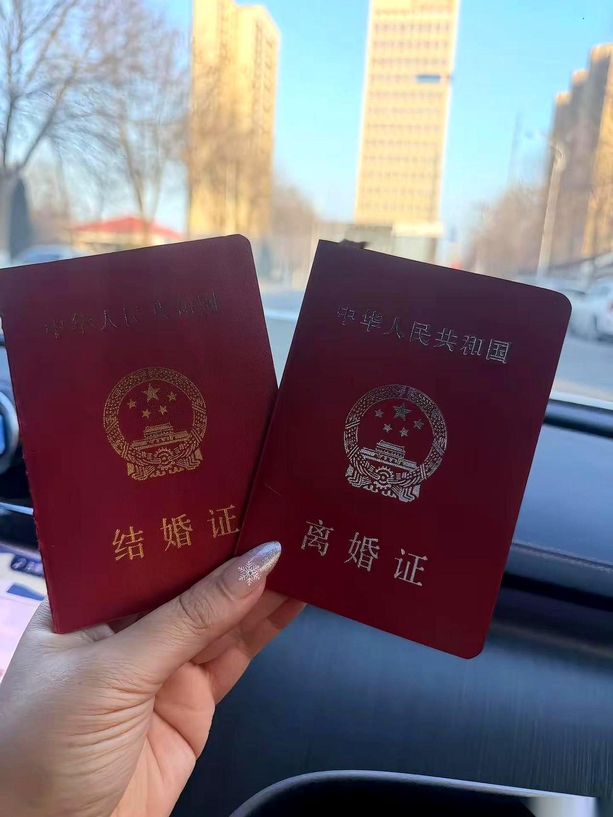 桌子对面，他拿起笔，签了。没有一丝犹豫，笔尖划在纸上，沙沙地响。到我了。我盯