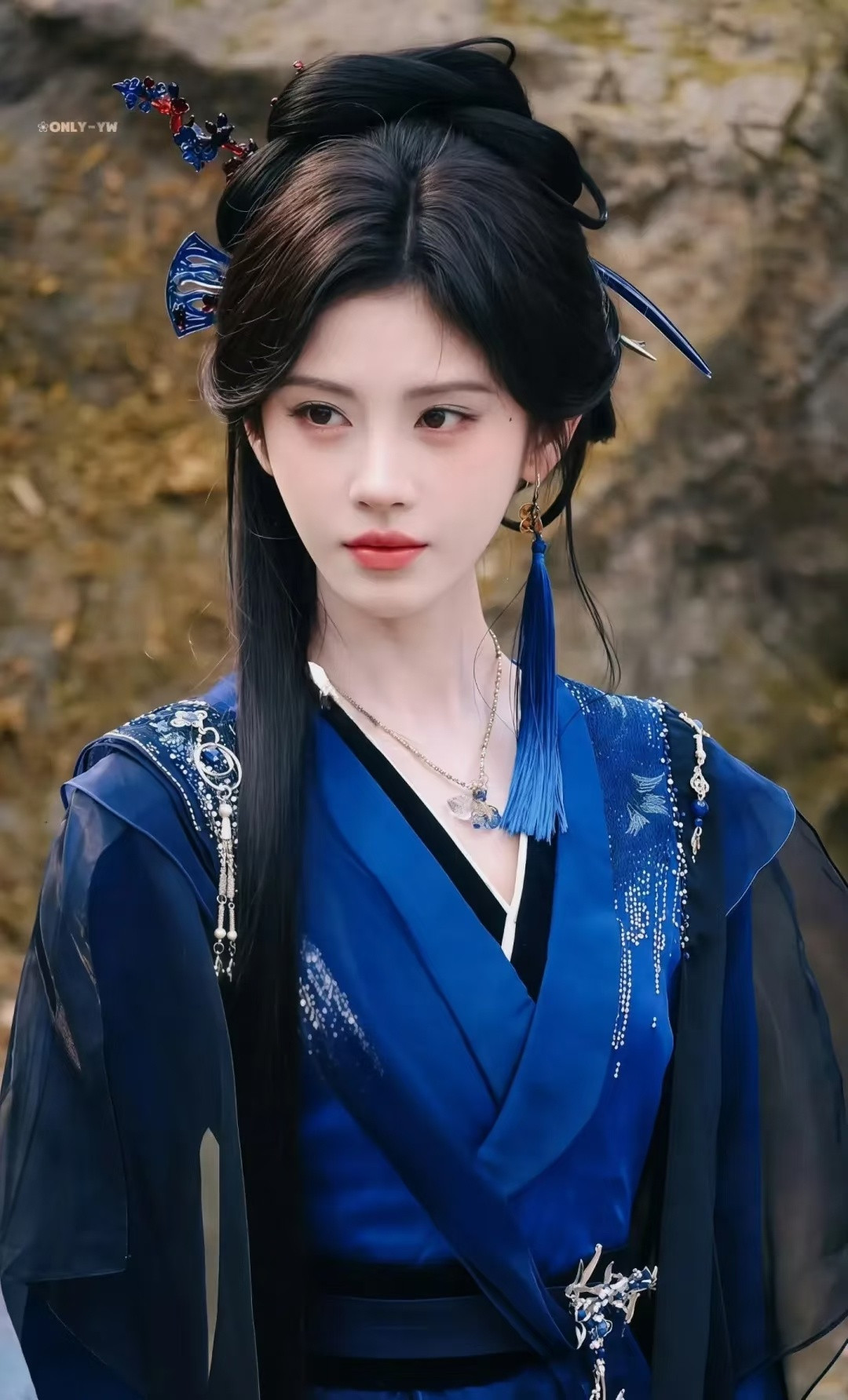 短剧《代她》妆造疑似抄袭鞠婧祎《来战》阿黛，大家认为呢？