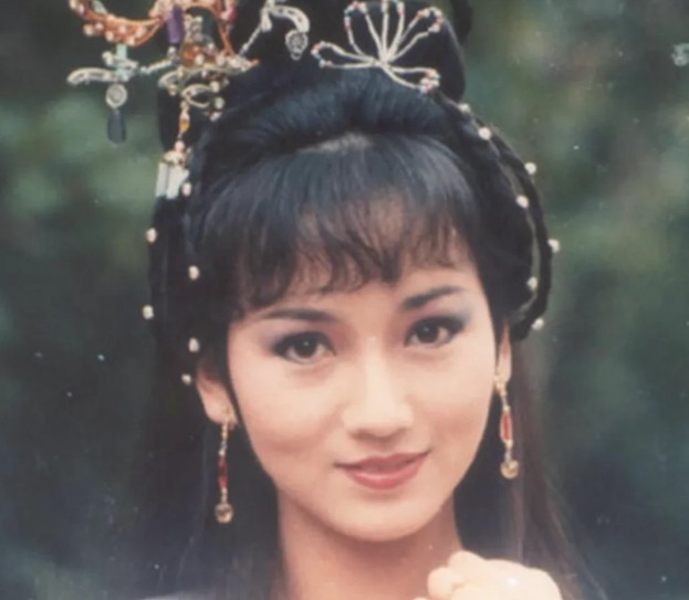 1975年，21岁的赵雅芝嫁给大10岁的名医黄汉伟，没多久，黄汉伟在媒体前控诉：