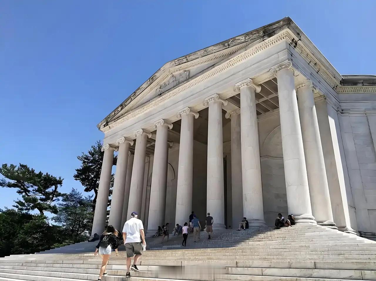 在华盛顿，美国法院否决了白宫去年4月向全世界发动的关税战。白宫一边骂骂咧咧，一边