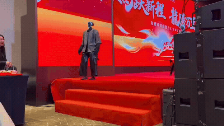 不是吧，机器人都能后空翻跳舞了，下楼梯还要人抱……