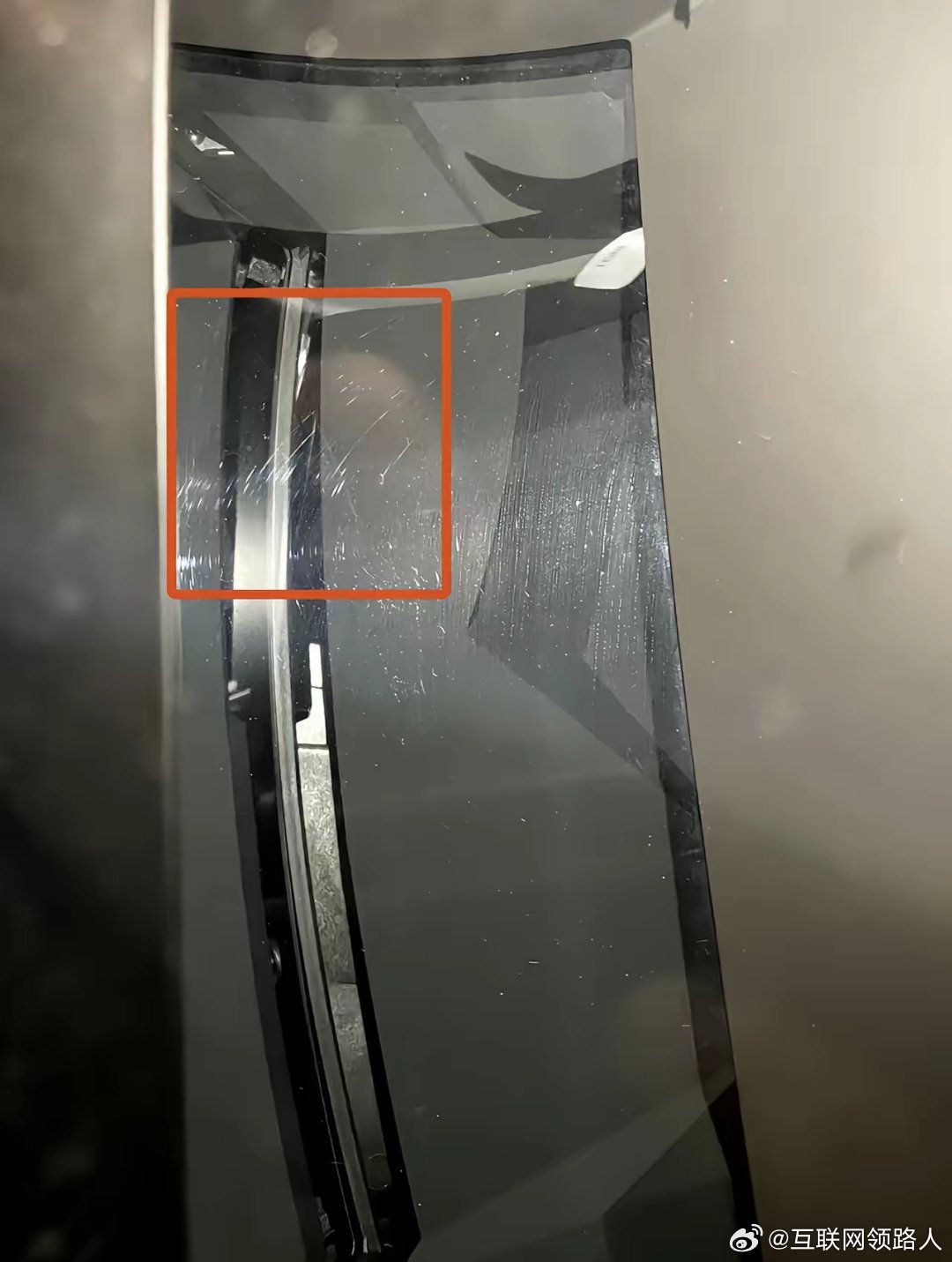 再次提醒各位车友，HUD宁愿让它积灰，也千万别用湿巾、纸巾去擦。这不，又有位车友