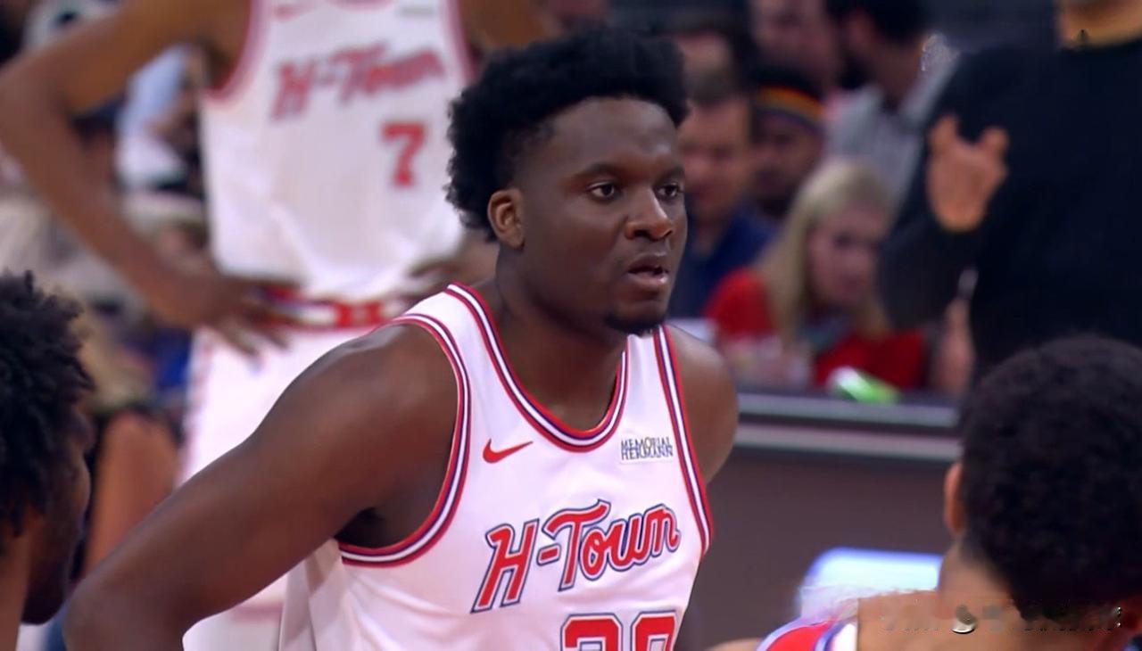 NBA官方真是太懂人情世故了！今天是火箭老将卡佩拉的32岁生日，在如此重要的时刻