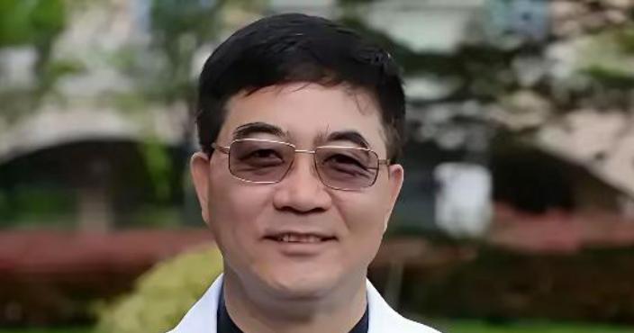 上海中山医院心内科顶尖专家葛均波，在为一名19岁少女实施心脏手术时，竟突然浑