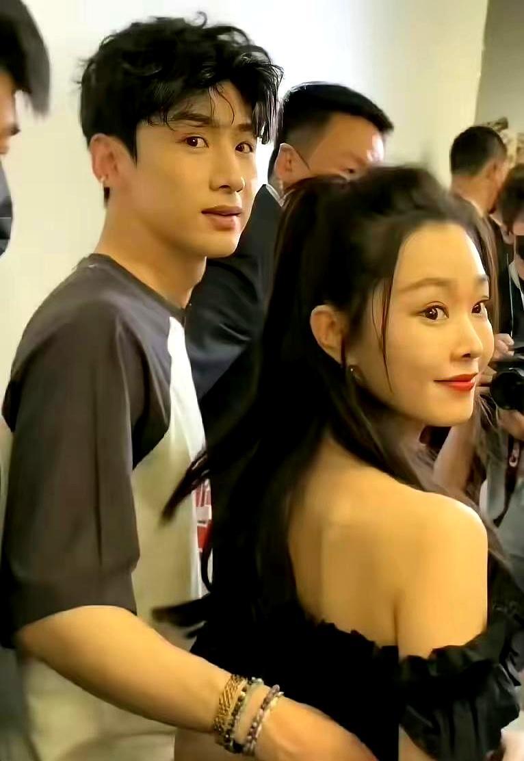 分手已实锤，狗仔说原因就五个字：女方要结果，男方不给。她抖音取关了他。关注