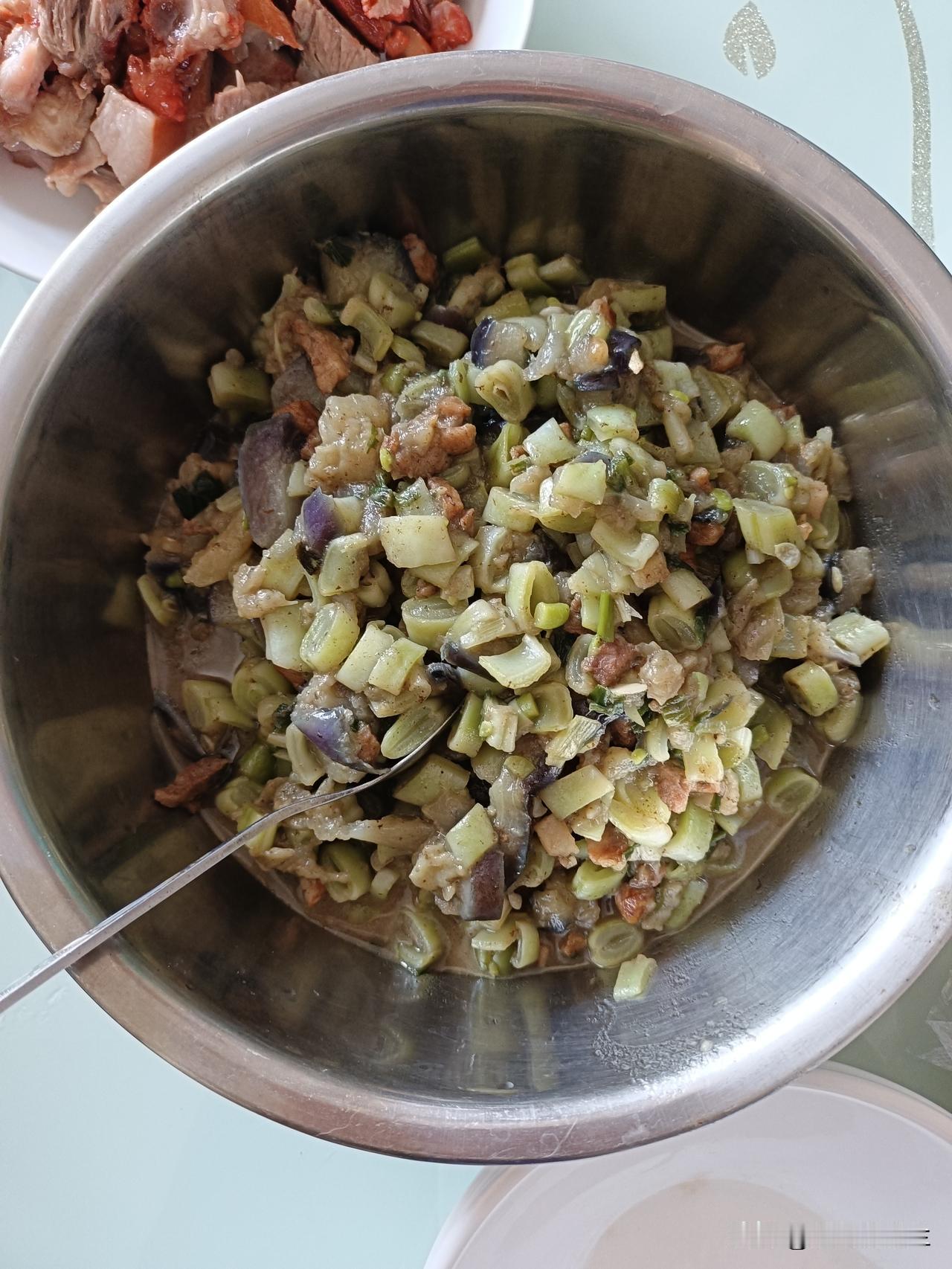 今天是母亲节，我跟老公，老妈今天去市里了，就在市里吃午饭。上午去超市买了豆角