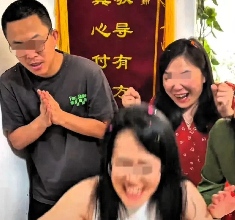 高考结束了，有位老师查到自己学生的分数是0分.却高兴的像个孩子似的跳起来了，考了