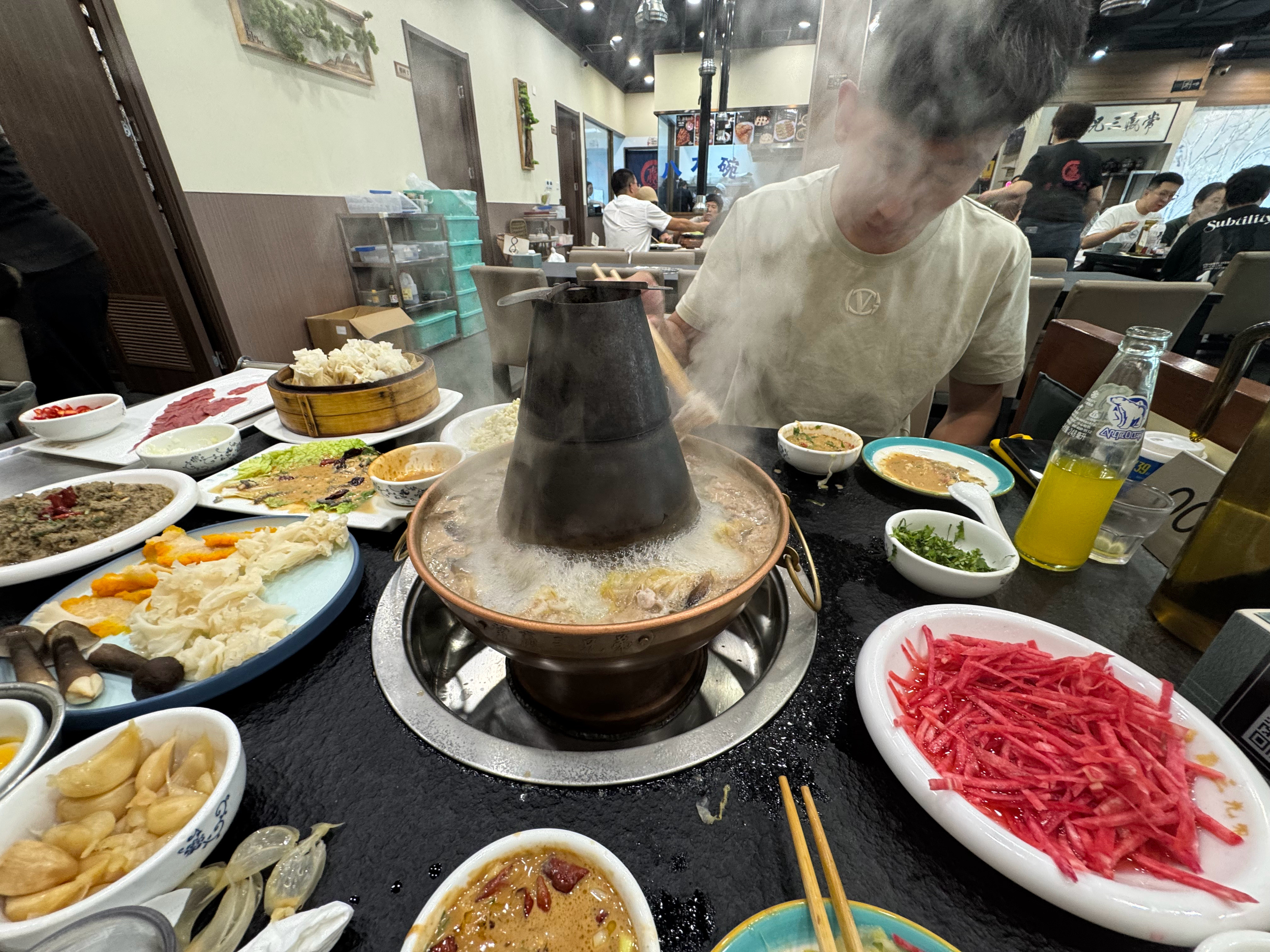 上午干完活就来补补，这个铜锅涮肉店据说还挺有名的。多干肉啊，看这瘦的。​​​