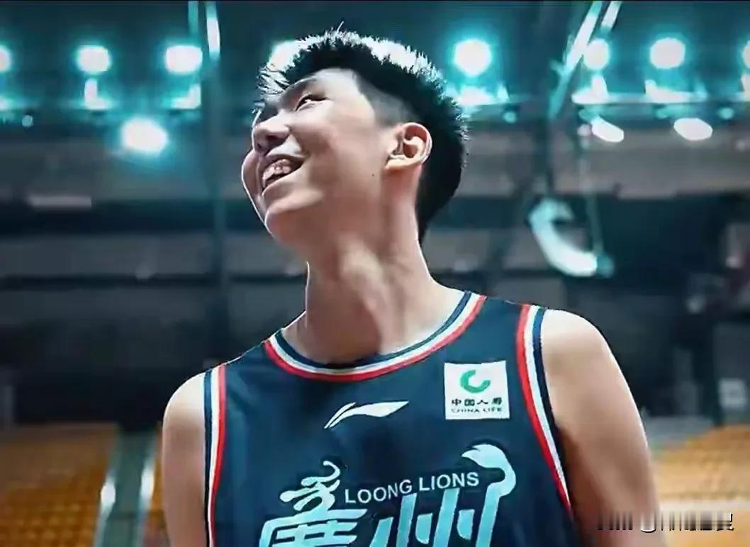 季后赛首战广东不敌广州，谁偷笑了？不是徐昕，赛后徐昕笑得很灿烂，不是偷笑，他已