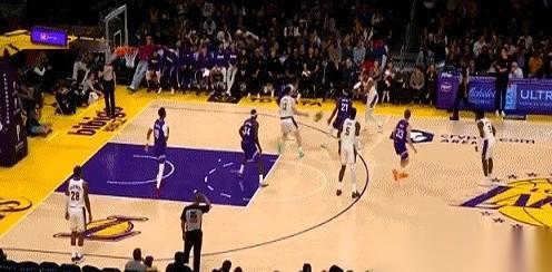 布朗尼一拿球，场上两个防守队员的眼神立马就不一样了，直接贴身扑了上来。所有人都