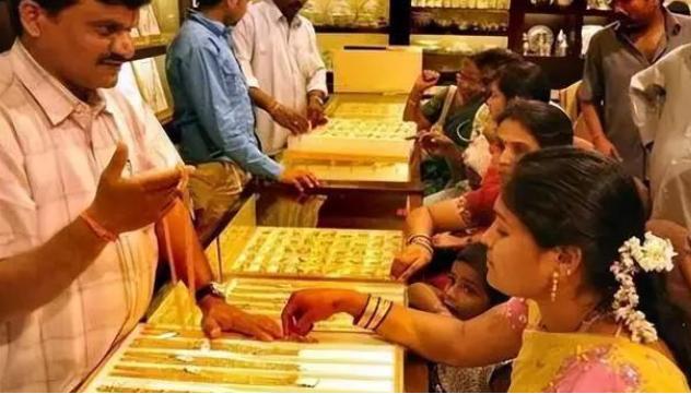 印度想把自己存在美国的黄金运回家，美国不让。可另一边，中国却用聪明的办法，把黄金