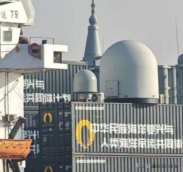 圣诞惊喜？不，这是给鹰酱的圣诞惊吓！12月25日，黄浦江边突然出现了一艘名叫